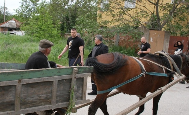 Бареко в село Бисер: Умират хора и за това вина носят политиците