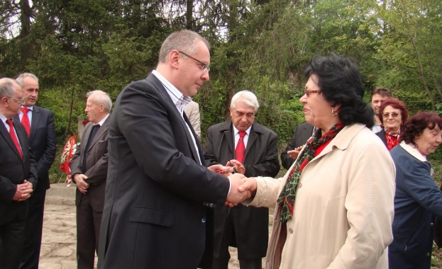 Станишев раздава партийни книжки в Търговище 