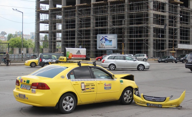 Такси остана без предница при катастрофа в центъра на София