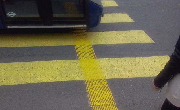 В Бургас вече правят и тактилни пешеходни пътеки