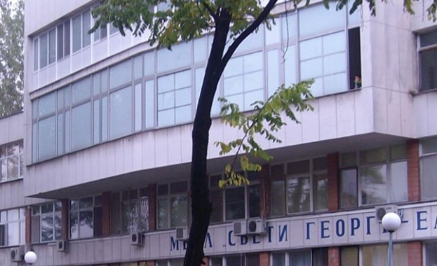 Пациенти чакат по 8 часа на опашка пред спешен кабинет в Пловдив 