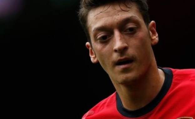 Барса вади 40 млн. за Йозил, Венгер не го пуска в Испания 