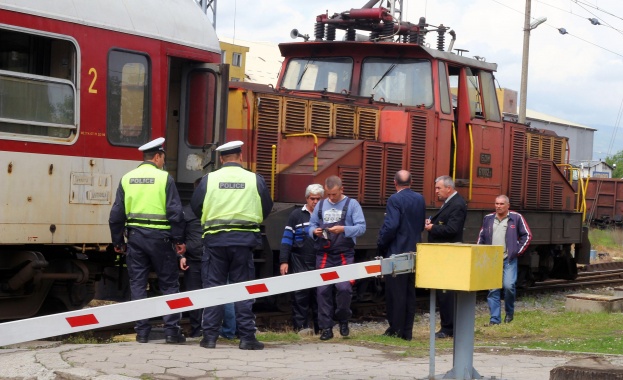 Влак блъсна кола в Куртово Конаре, двама ранени /обновена/