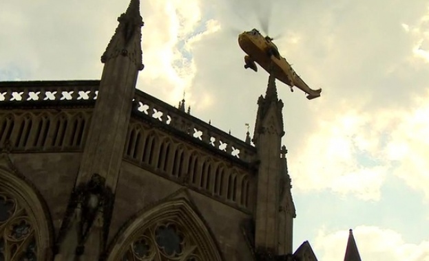 Възрастна жена се заклещи в камбанарията на катедрала в Уелс