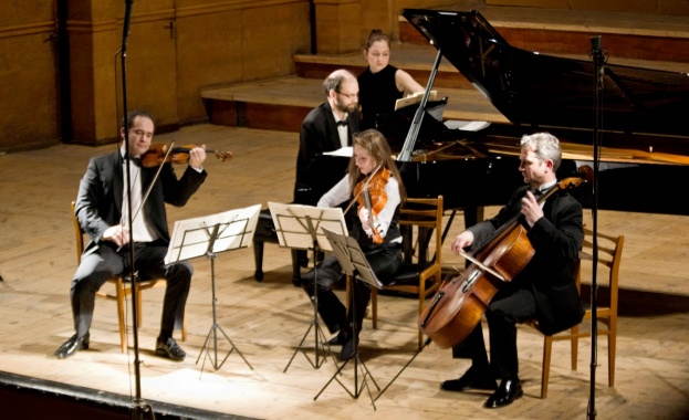 Не дишай в зала „България”, ще се разпадне