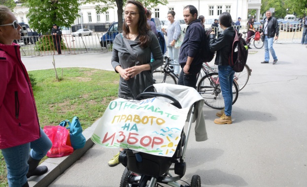 Екозащитници протестираха мълчаливо срещу застрояването на Черноморието