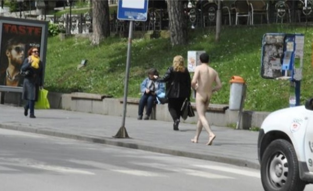 Гол мъж обиколи центъра на Велико Търново