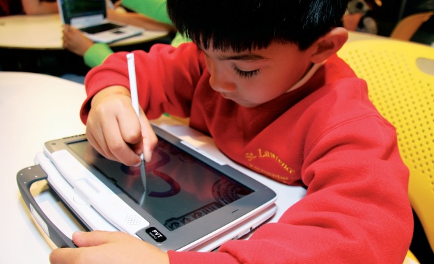 Intel влиза в класните стаи