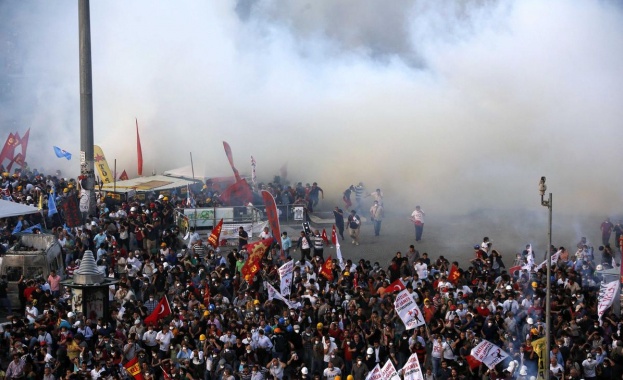 Полицията в Истанбул използва сълзотворен газ, за да разпръсне неразрешена демонстрация