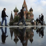 Повече от сто хиляди души участват в първомайската манифестация в Москва
