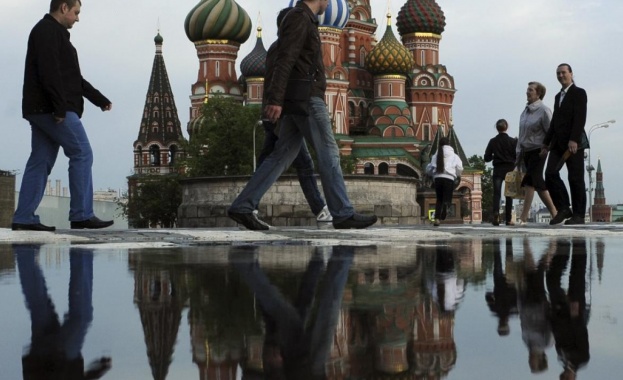 Повече от сто хиляди души участват в първомайската манифестация в Москва