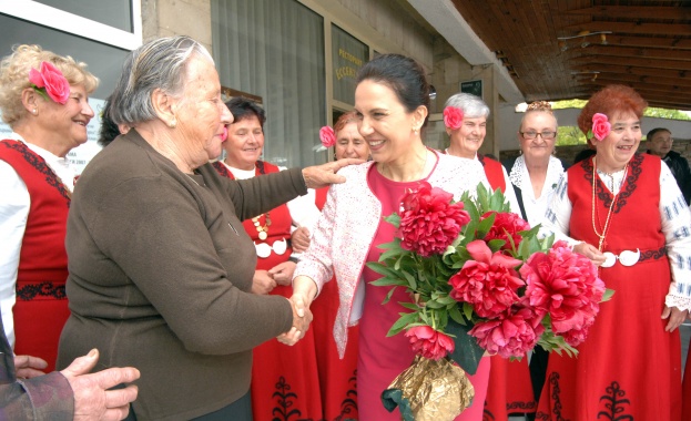Първанова: Като си оправим държавата, българите сами ще се върнат от чужбина