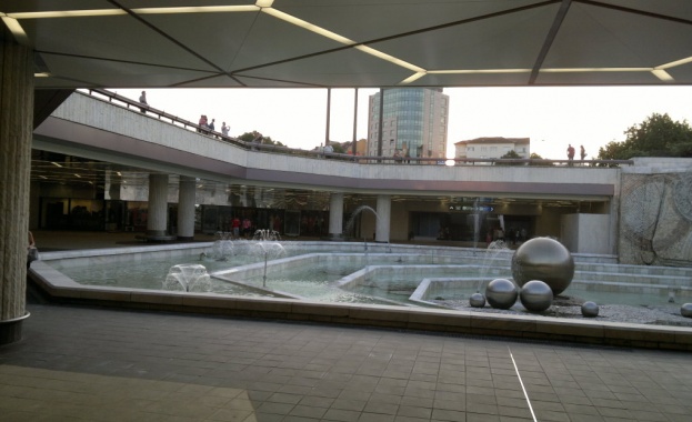 Състоянието на детето, което падна във фонтаните на НДК, остава критично 