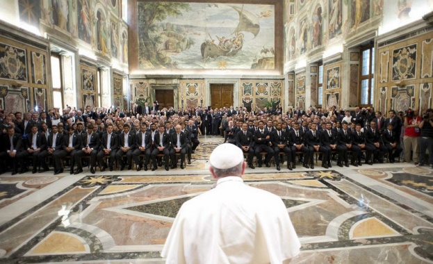 Папа Франциск предупреди футбола за властта на парите и рекламите