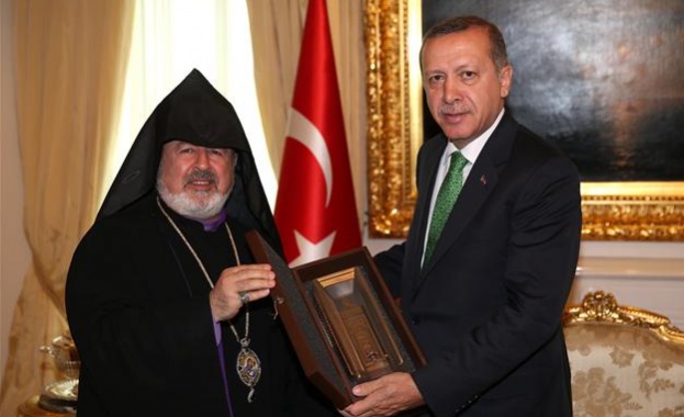 Турският премиер се срещна с Константинополския епископ на Арменската църква