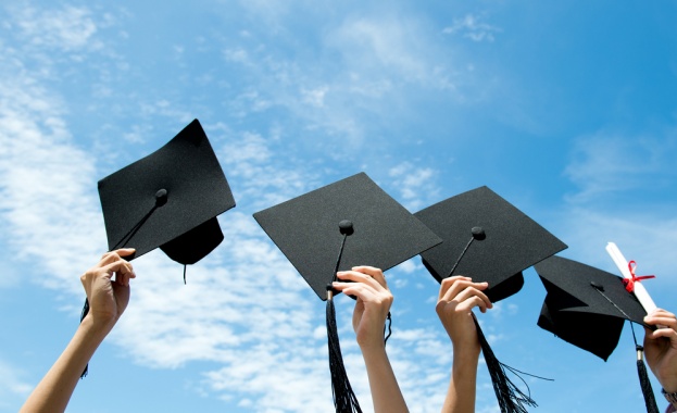 16-годишна американка завършва едновременно гимназия и колеж