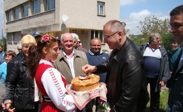 Станишев почете Петлешев, мина по последните му стъпки