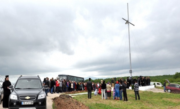 Осветиха 15-метров светещ кръст край село Крум