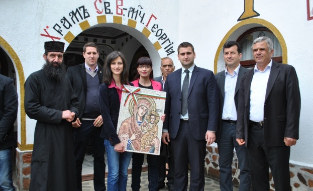 Мария Габриел дари икона на манастира в село Мусомище