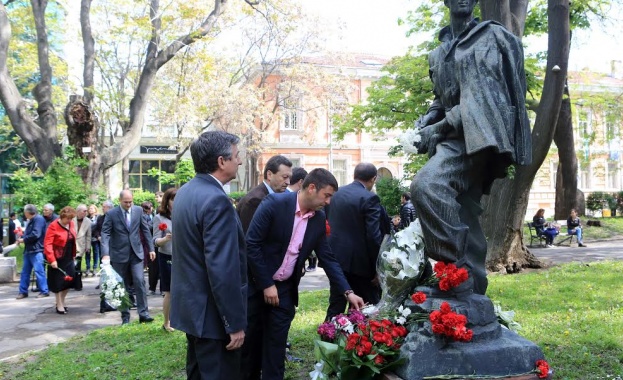 Върнаха паметника на Вапцаров в градинката зад Националната художествена галерия