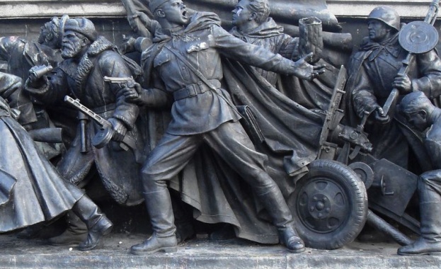 Млади социалисти чистят паметника на Съветската армия 