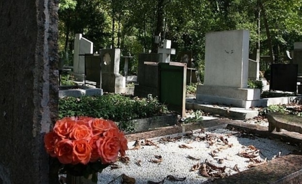 Оскверниха гробищния парк в Бургас