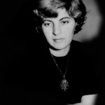 Мъжът е погълнат от мига