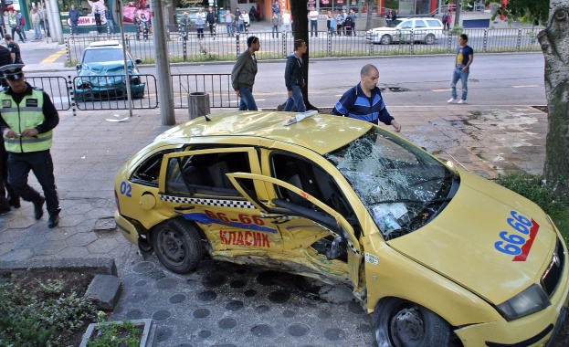 Жена загина в такси при тежка катастрофа в Хасково