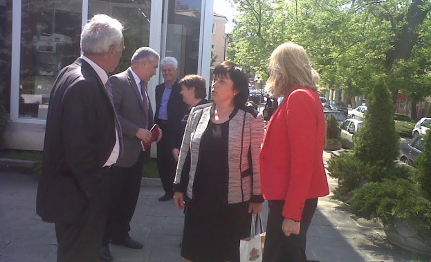 Тенева: Правим всичко, за да преодолеем задържаното финансиране 