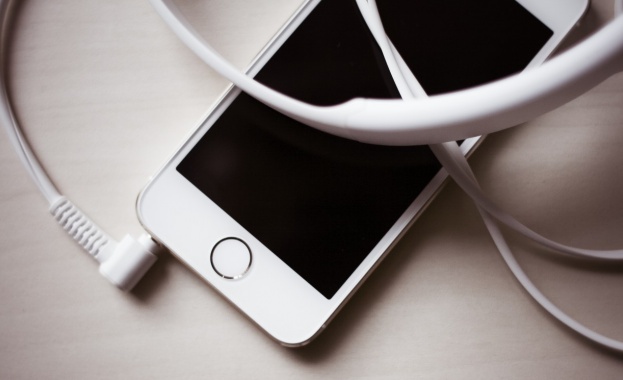 Apple: Не спете до зареждащ се iPhone