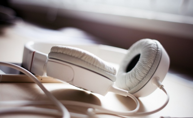 Американски изследователи установиха че слушалките променят възприемането на околния свят