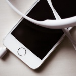 Apple: Не спете до зареждащ се iPhone