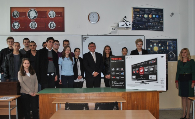 ЧЕЗ дари монитор на НТБГ в изпълнение на проект на Ивиана Младенова за информационна система в училище