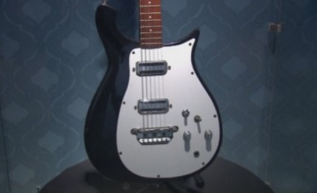 Китара на "Бийтълс" беше продадена за 408 000 долара