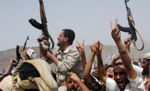 Бунтовници откриха огън по колата на военния министър на Йемен 