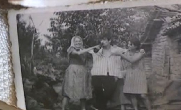 Разделени осем братя и сестри се намериха след години търсене