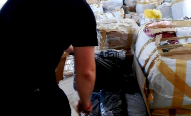 Повече от 3 хиляди текстилни изделия, имитиращи известни марки, задържаха на Капитан Андреево