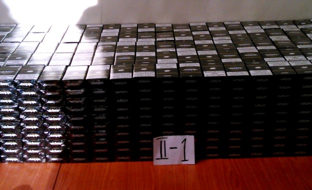 40 хиляди цигари без бандерол пробваха да пренесат двама българи на път за Лондон