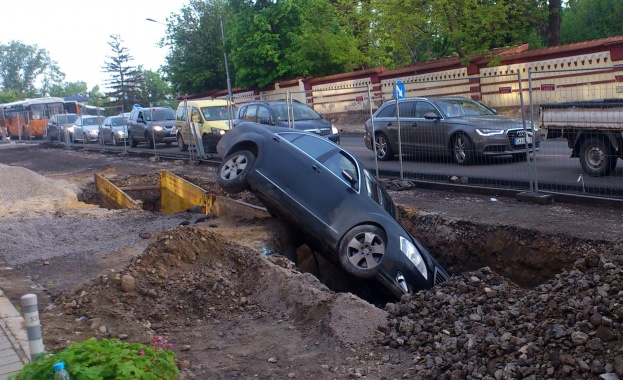 S-класа "паркира" в изкопна яма до Семинарията