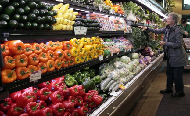 Спад на промишленото производството и на строителството, повишение в търговията на дребно през март