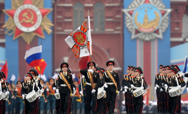 Двоен парад за Деня на победата - Live