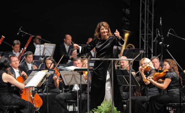 Любка Биаджони дирижира Пета симфония на Брукнер 