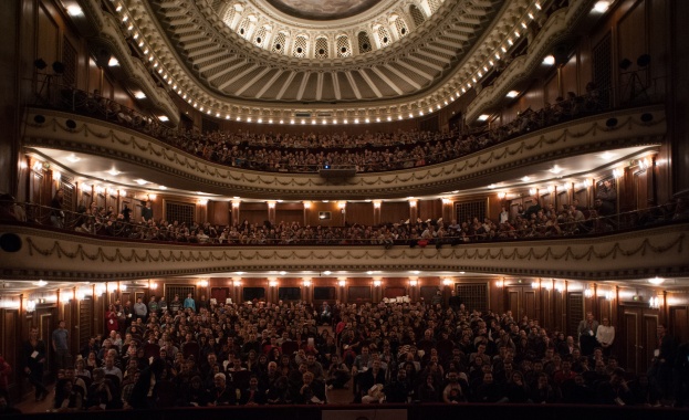Софийската опера и балет - със своя афишна колона на ъгъла на „Московска” и „ Раковска”