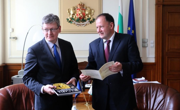 Миков похвали работата на парламента пред еврокомисаря по заетостта