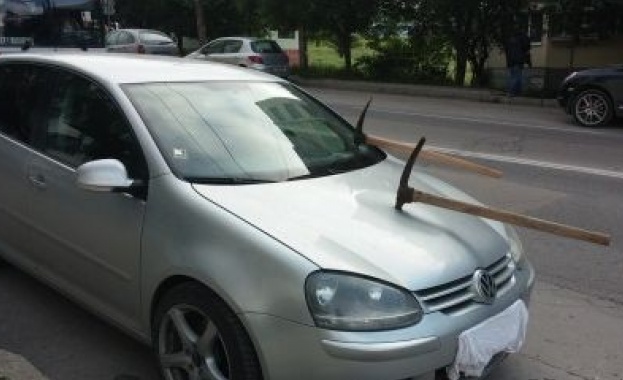 Автомобил осъмна във Варна с две забити кирки