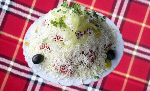 Шопската салата поскъпна За това алармира telegraph bg Изданието цитира ежеседмичния