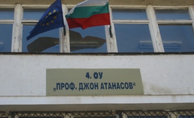 Учители плашат да напуснат заради завръщането на директорка