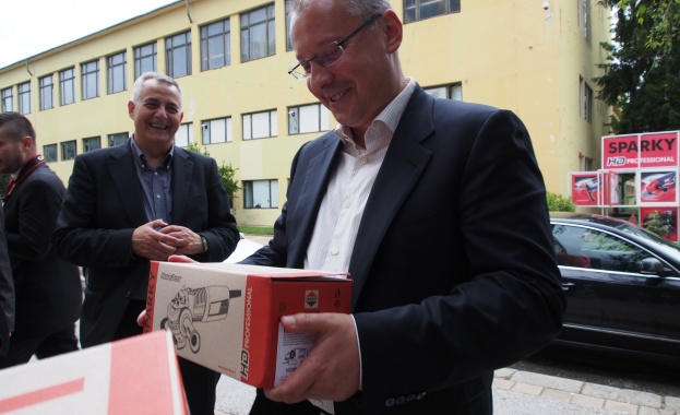 Сергей Станишев с подарък флекс