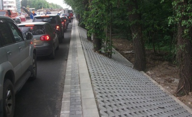 Тротоар като една човешка длан