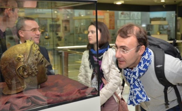 Експонати от музея в Стара Загора на гости на Лувъра